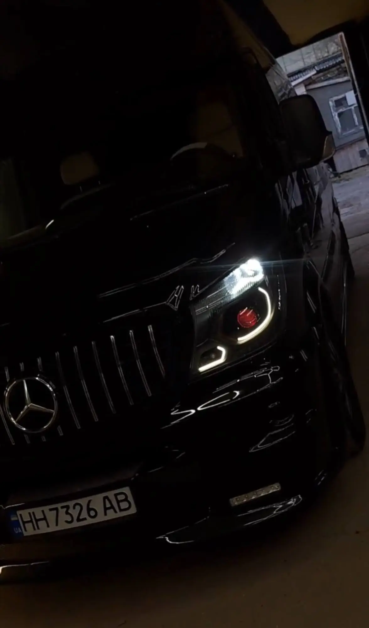 Mercedes-Benz: Devil Eyes у лінзі та повне перефарбування маски